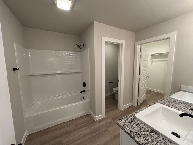 Building Photo - 4/2 Available July in Bell farms!!