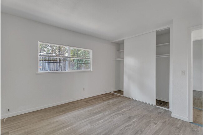 Building Photo - 3944-3944 Renick Way