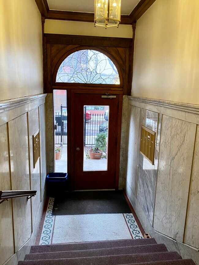 Building Photo - 909 W Gordon Terrace