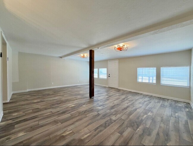 Building Photo - Beautifully Updated