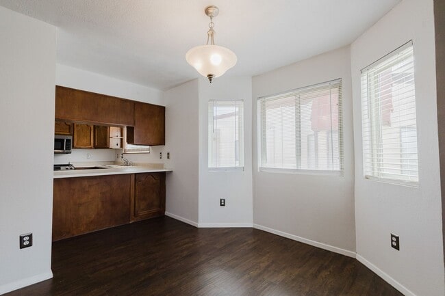 Building Photo - Newly Updated Two Bedroom Two Bath Townhouse