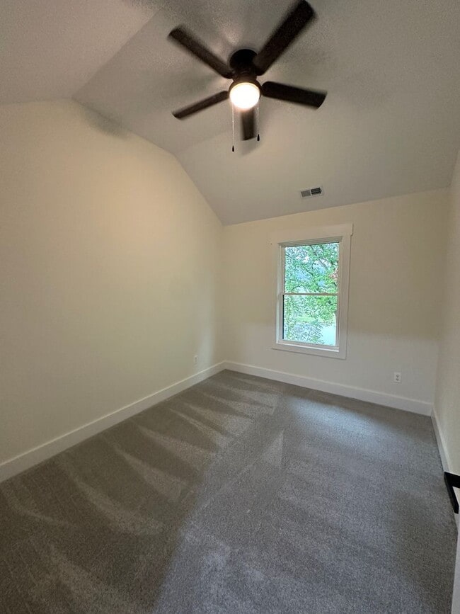 Building Photo - Gorgeous townhome on Candlers Mt! Close to LU. First month rent half off special!