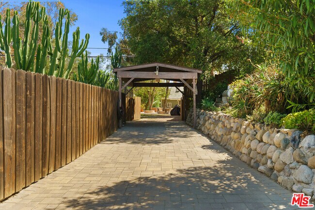 Building Photo - 2026 Topanga Skyline Dr