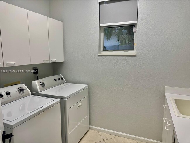 Building Photo - 2525 Bay Pointe Ct