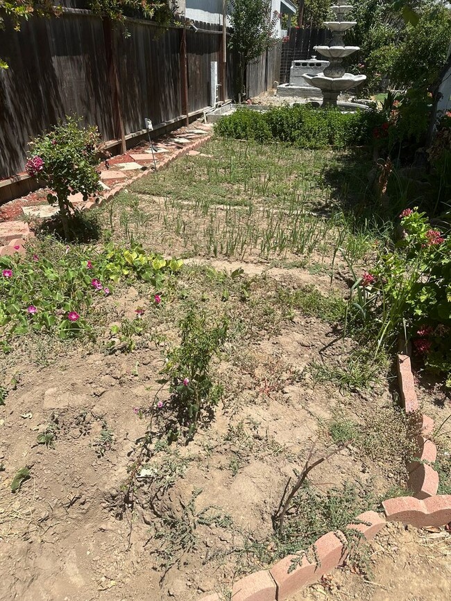 Building Photo - 3 bedroom 2 bath home for rent