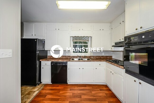 Building Photo - 3 Bedroom Pet-Friendly Home in Decatur, GA with Main Street Renewal