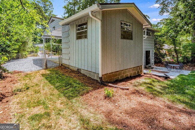 Building Photo - 2563 Beverly Hills Dr