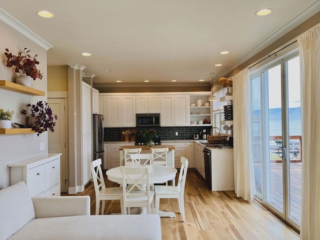 Building Photo - Fully Furnished House plus Mother-in-law suite - Lake Views & Access - Winter Rental Only