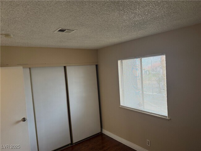 Building Photo - 4689 W Sand Creek Ave