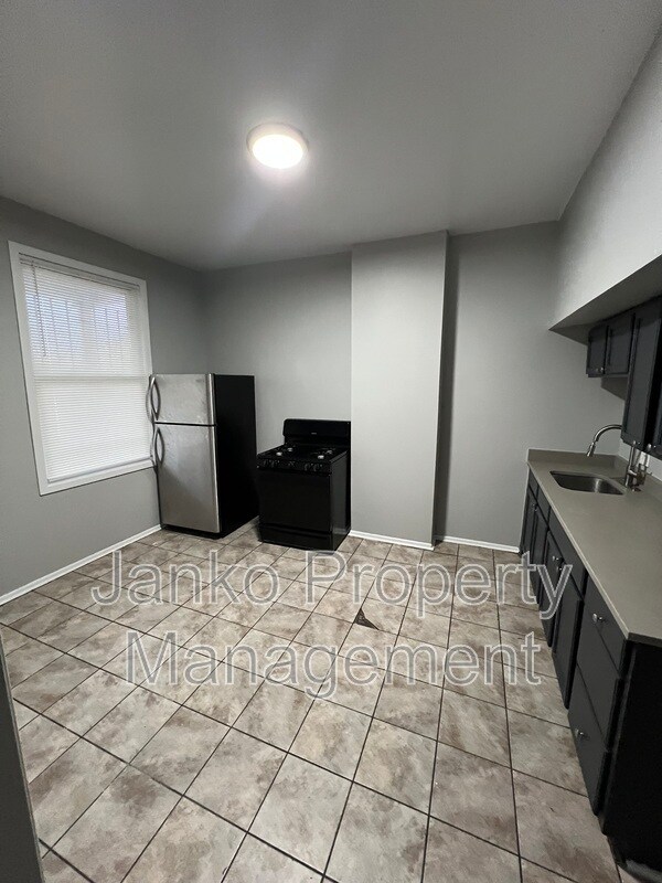 Building Photo - 7249 S Ridgeland Ave