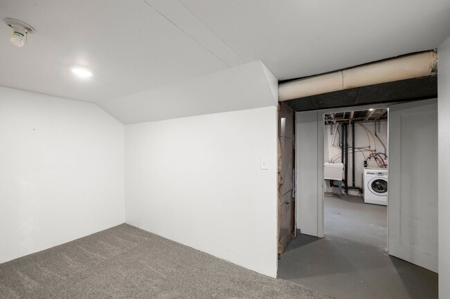 Building Photo - 2 bedroom 1 bath with full basement in Sellwood!