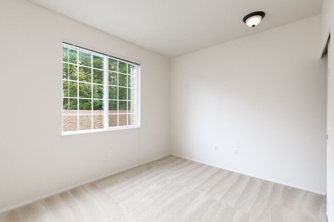 Building Photo - Beautifully Updated 2 Bedroom 2 Bath Sammamish Condo in Sundance at Klahanie!