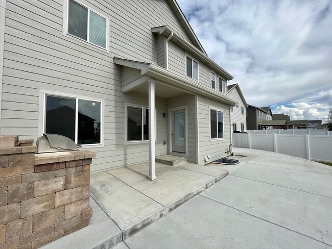Building Photo - 1843 Ruddlesway Dr