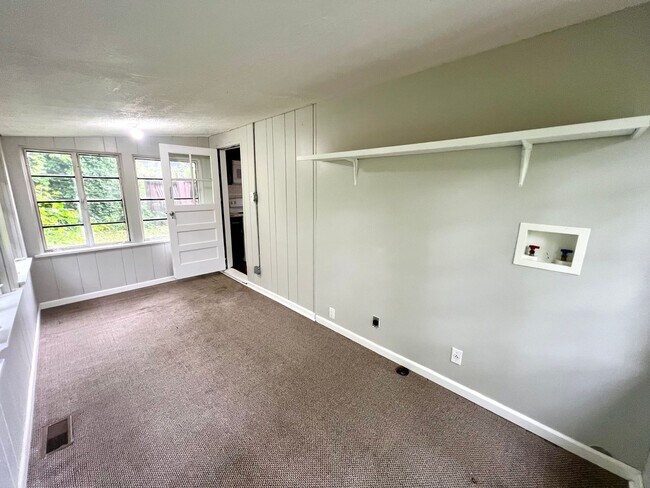 Building Photo - Charming 2 Bedroom, 1 Bath Home - Presente...