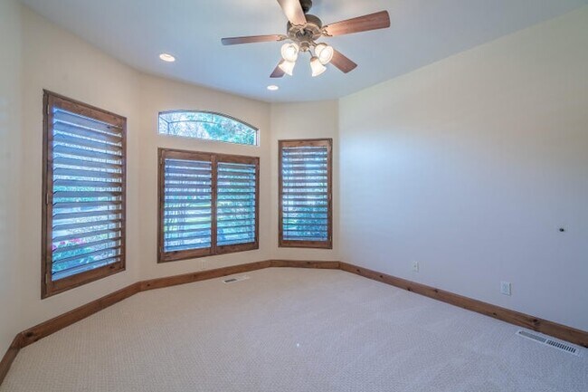 Building Photo - 340 Le Grande Cir