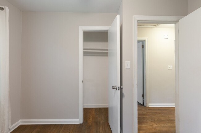 Building Photo - Renovated 3/2 w/ Fenced In Backyard and Co...