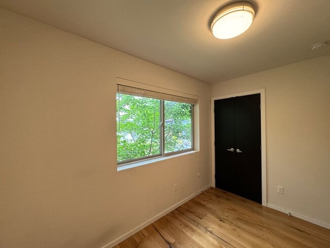 Building Photo - Modern 2018 Townhome with Rooftop Deck Nea...