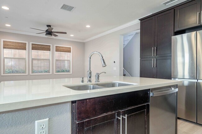 Building Photo - Expansive Portola Springs 4 Bedroom Home