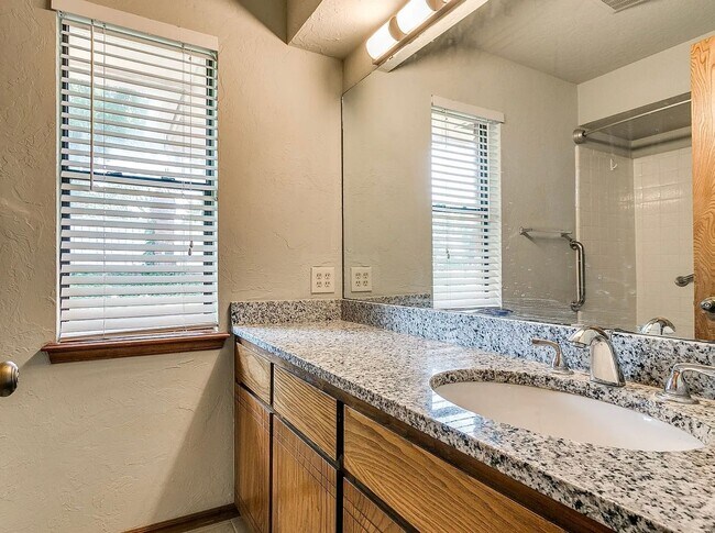 Building Photo - Beautiful 3bed/2bath Townhome Available in Westside Norman!!