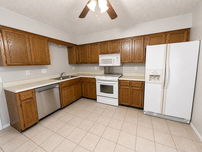 Building Photo - 943 N Homewood Ave