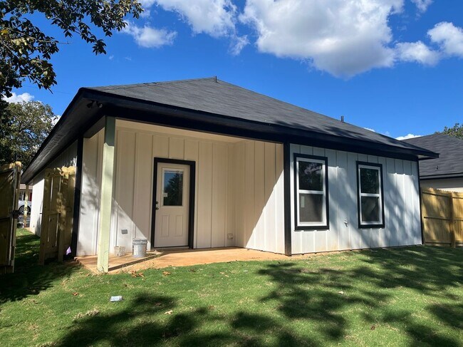 Building Photo - 616 Oak St