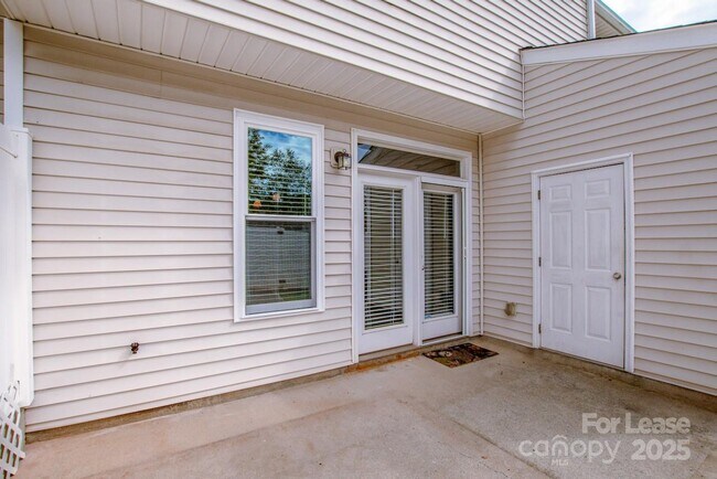 Building Photo - 9366 Greenheather Dr