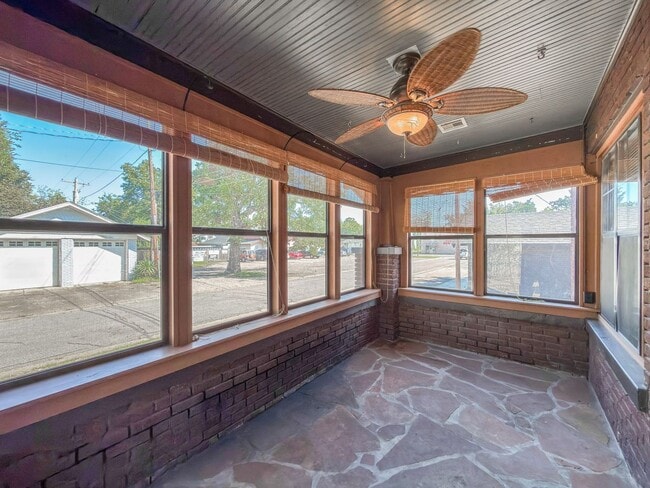 Building Photo - * Move-In Special * Charming Fort Smith Home - 2 Bed, 1 Bath (1150 sqft)