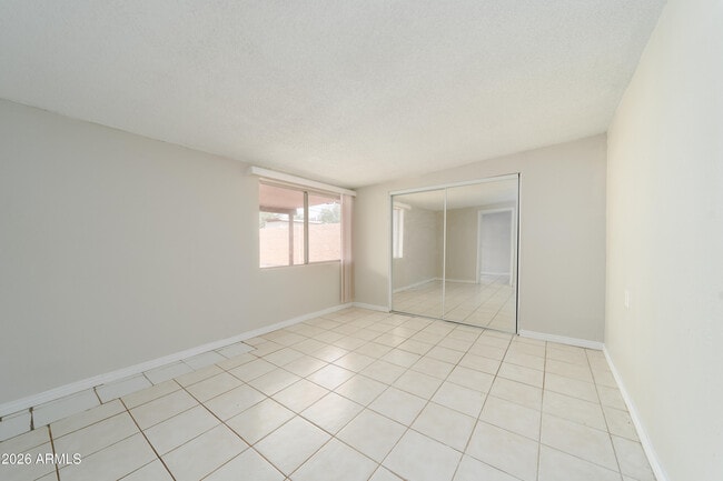 Building Photo - 2416 E Clarendon Ave