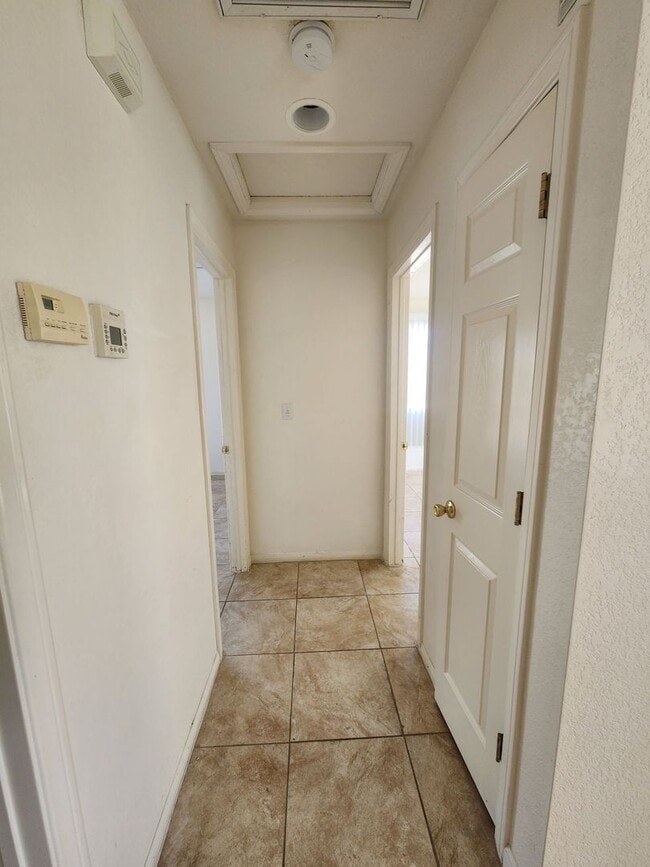 Building Photo - Beautiful 2 Bedroom Home