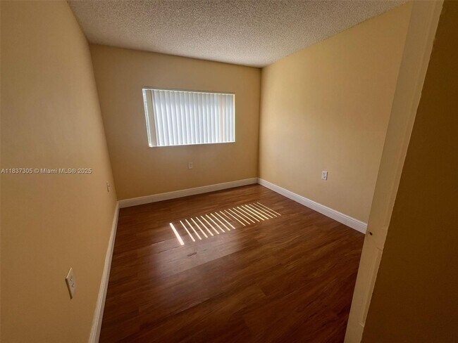 Building Photo - 1129 Lake Victoria Dr
