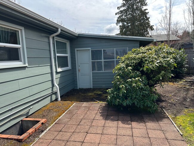 Building Photo - Beautifully updated duplex in South Eugene!