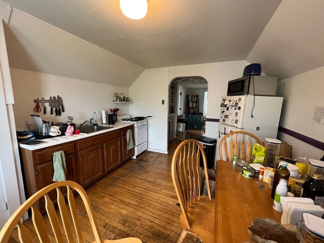 Building Photo - 9-11 Burnham St