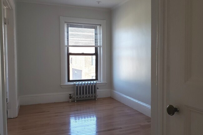 Building Photo - 924 Beacon St