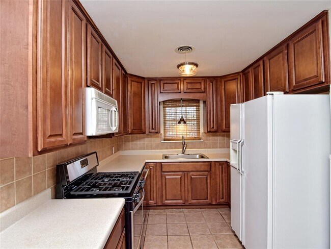 Building Photo - 5300 Middale Ln