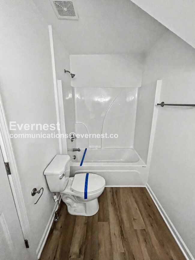 Building Photo - 3 Bed, 2.5 Bath Home with Fenced Yard & Garage / Available Now!