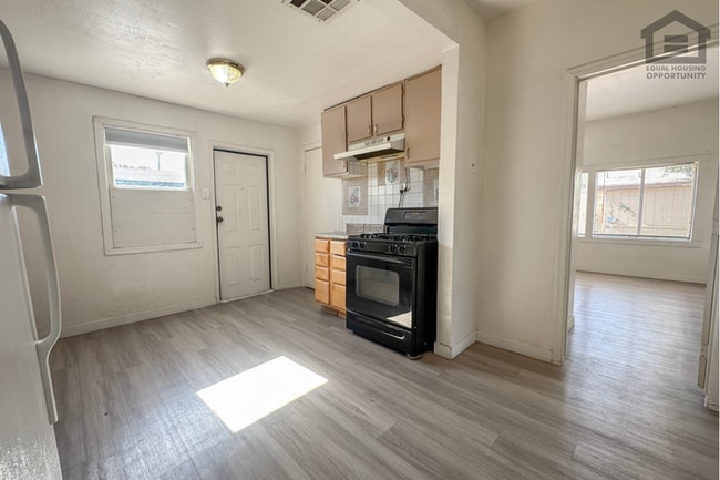Building Photo - 2Bed/1Bath Apartment at Camelback Rd/Central Ave! Ready for Immediate Move-In! – NO HOA!