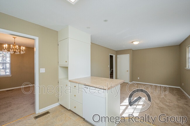 Building Photo - 504 Roselle Ln