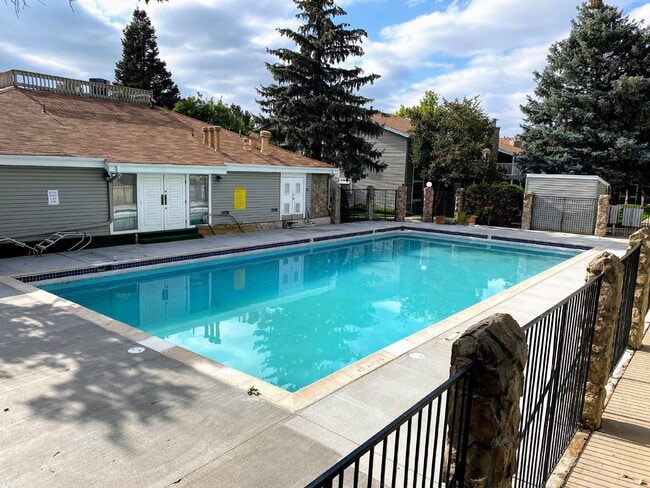 Building Photo - 940 S Walden Way