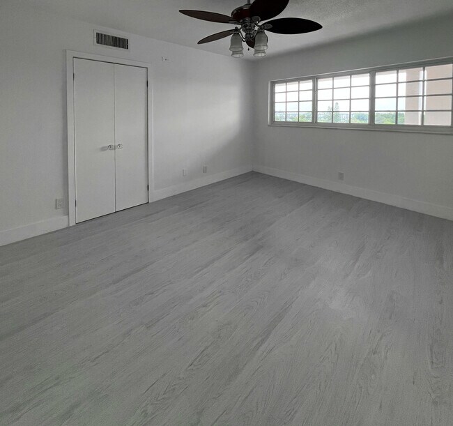Building Photo - 2205 S Cypress Bend Dr