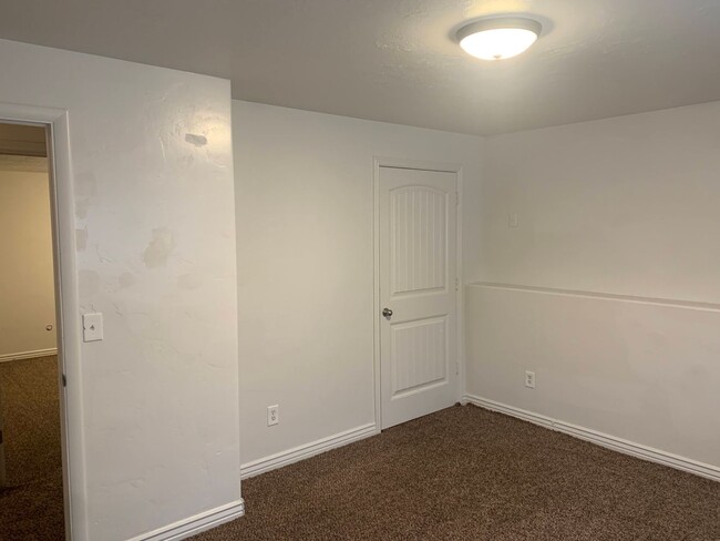 Building Photo - Spacious 5 Bedroom in Roy!