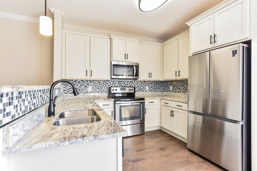 Building Photo - 575 Hollandale Rd