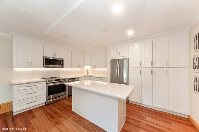 Building Photo - 18 E Old Willow Rd