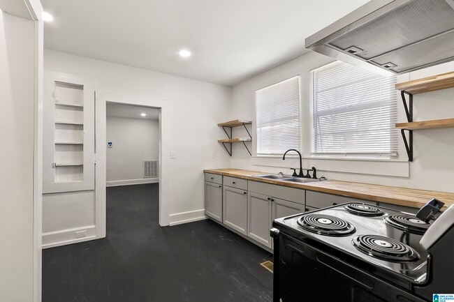 Building Photo - 1101 7th Ave W