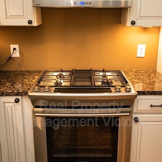 Building Photo - 1120 Shades Crest Rd