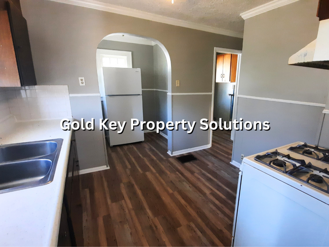 Building Photo - Beautifully Updated 2 BR 1 BA House with B...