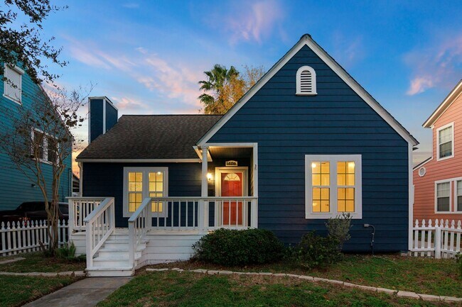 Building Photo - 3 Bedroom 1.5 Bath Home just blocks from Ocean Drive