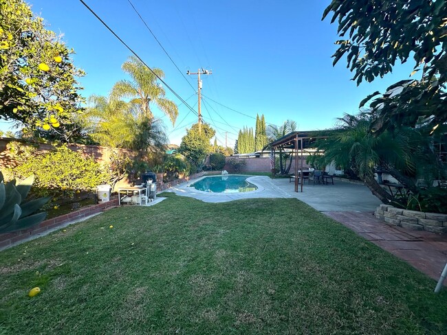 Building Photo - Beautiful 4 Bed / 3 Bath Home in Garden Grove For Rent