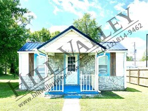 Building Photo - One Bedroom House - North