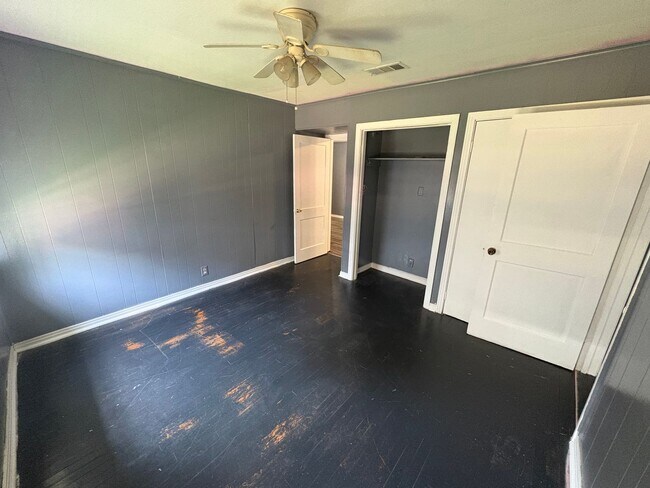 Building Photo - Large 3 bedroom, 2 bath with refrigerator!