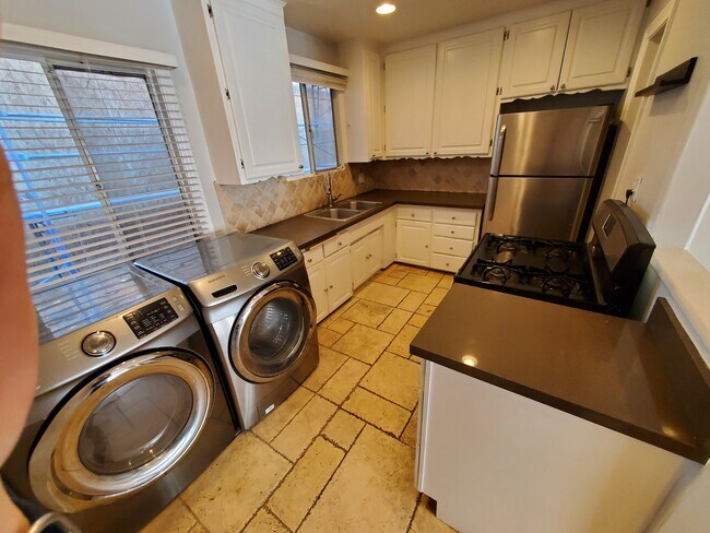 Building Photo - 920 Westbourne Dr